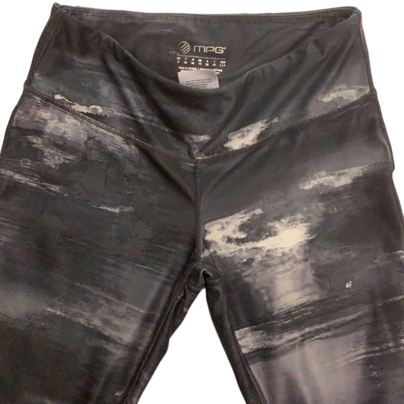 MPG Sculpt Paint Brush Stroke Capri leggings - Picture 3 of 6